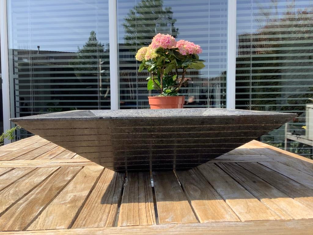 Granieten schaal - stijlvol - met gezaagde buitenzijden, Tuin en Terras, Waterpartijen en Fonteinen, Zo goed als nieuw, Graniet