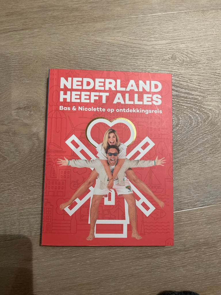 Nederland Heeft Alles - Reisgids Bas & Nicolette, Boeken, Reisgidsen, Zo goed als nieuw, Reisgids of -boek, Benelux, Overige merken