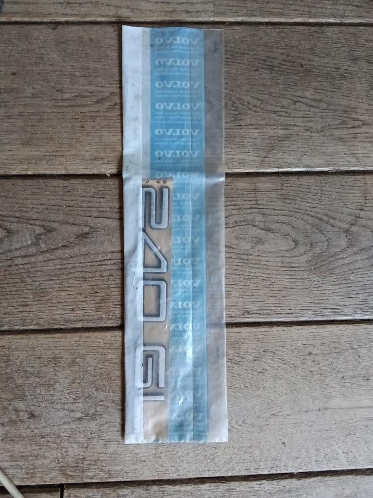 Origineel Volvo 240 GL Embleem - Nieuw in verpakking (NOS), Ophalen of Verzenden, Nieuw, Volvo