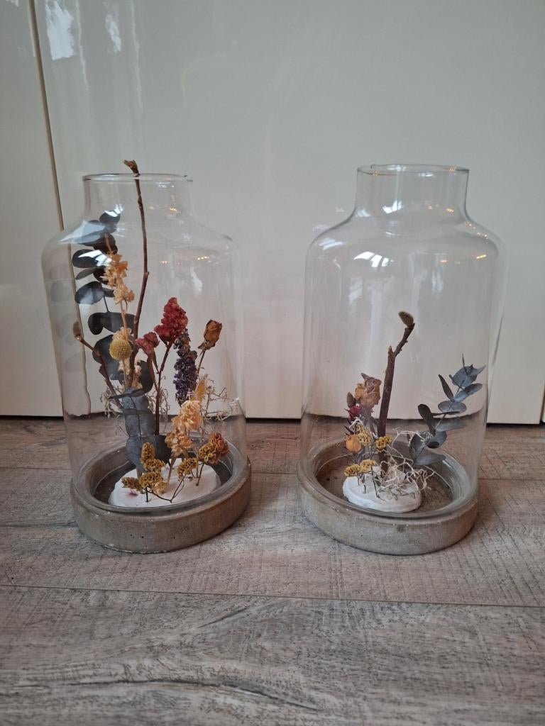 2 glazen stolpen met droogbloemen, Ophalen, Zo goed als nieuw