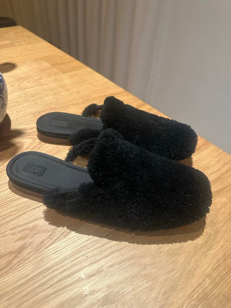 Zwarte Ugg Pantoffels - Maat 39, Ophalen of Verzenden, Zo goed als nieuw, Zwart, Pantoffels of Sloffen
