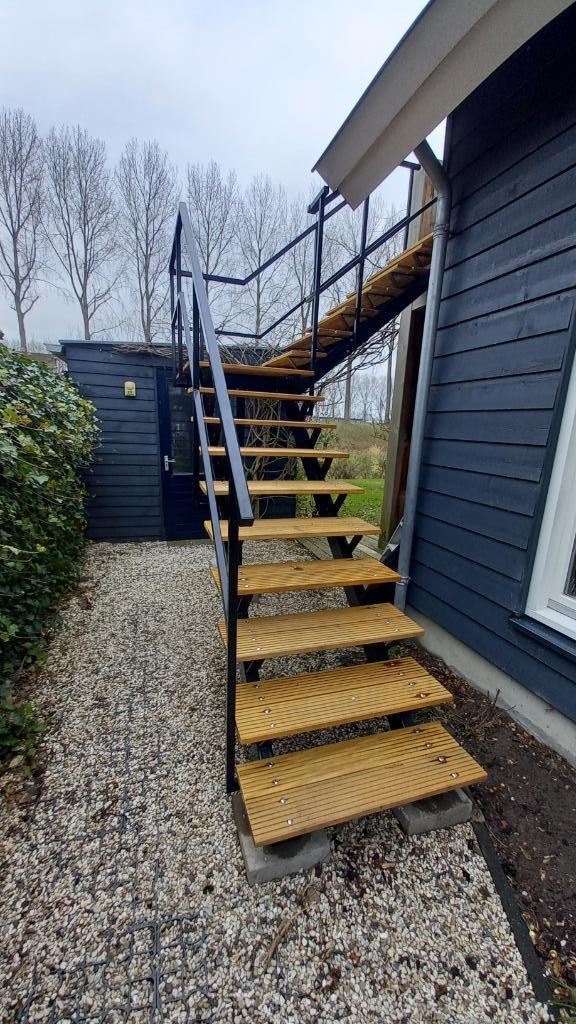 Foto 2 van Trap op maat hardhout staal buitentrap bordes steektrap