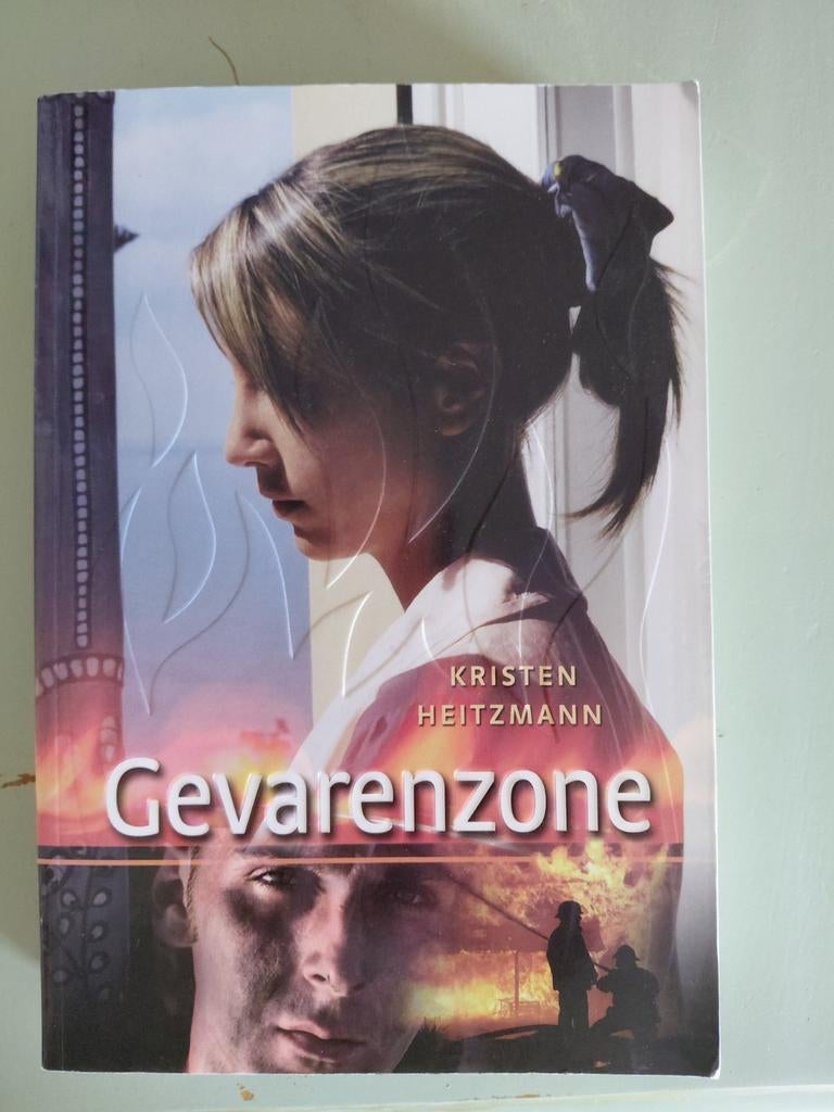 Kirsten Heitzmann - Gevarenzone, Boeken, Romans, Zo goed als nieuw, Ophalen of Verzenden