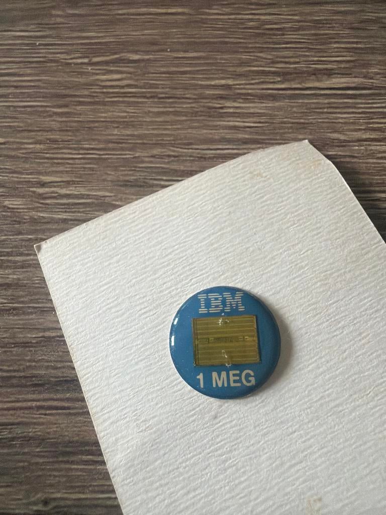 IBM 1 MEG Speldje / Pin - Zeldzaam!, Verzamelen, Ophalen of Verzenden, Zo goed als nieuw, Merk, Speldje of Pin