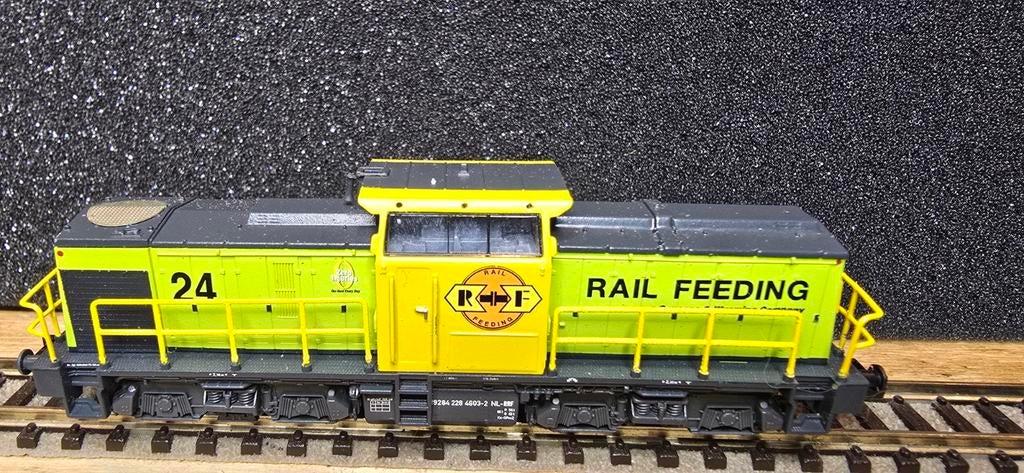 Fleischmann piccolo 721015 NL Rail Feeding lok led rood/wit, Gebruikt, Fleischmann, Ophalen of Verzenden, Gelijkstroom