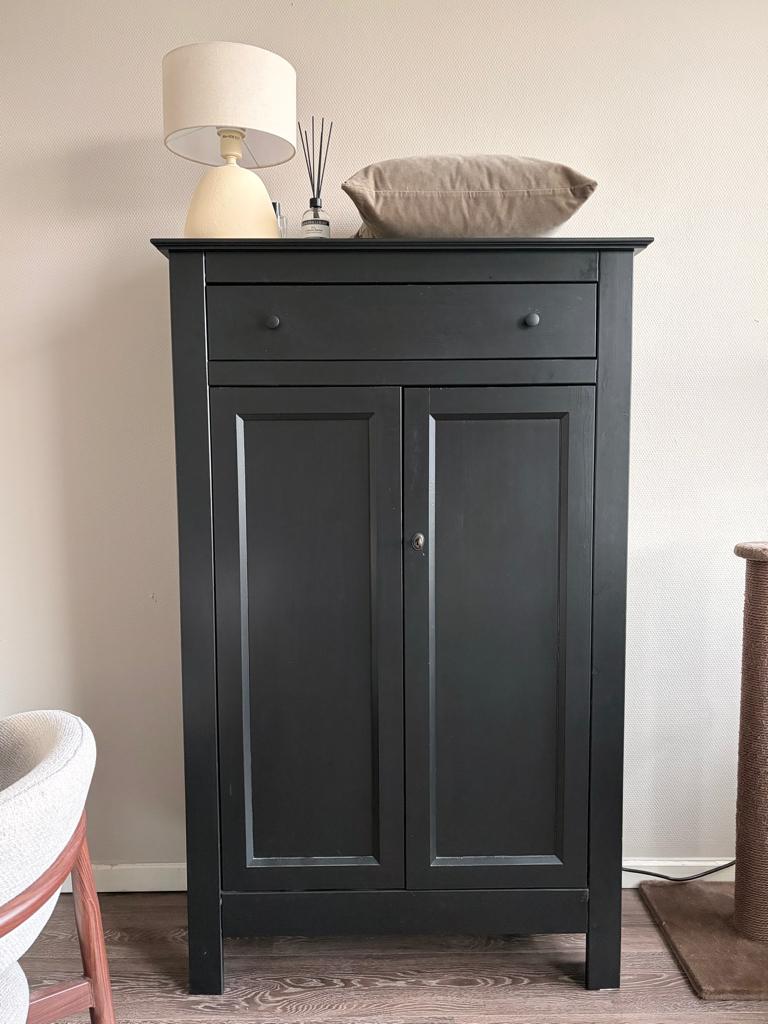 WOOOD Wandkast - Diepzwart - Grenenhout, Ophalen, Met deur(en), 50 tot 100 cm, Zo goed als nieuw