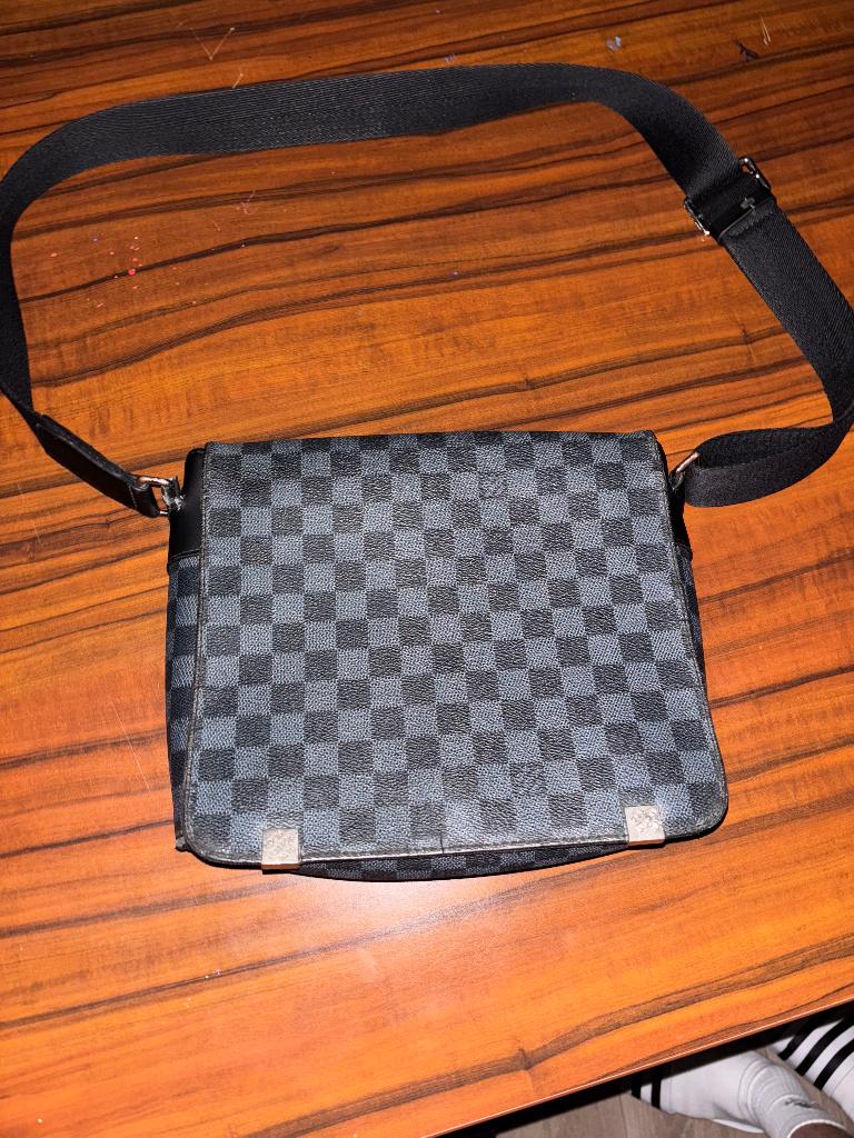 Louis Vuiton Damier Graphite District PM, Ophalen, Gedragen, Louis Vuitton