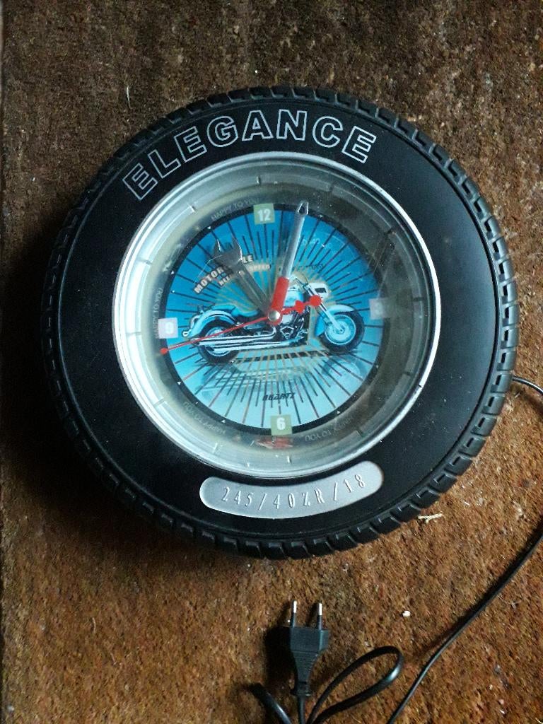 Klok Autovelg auto banden elegance wandklok garage, Ophalen of Verzenden, Zo goed als nieuw, Analoog, Wandklok