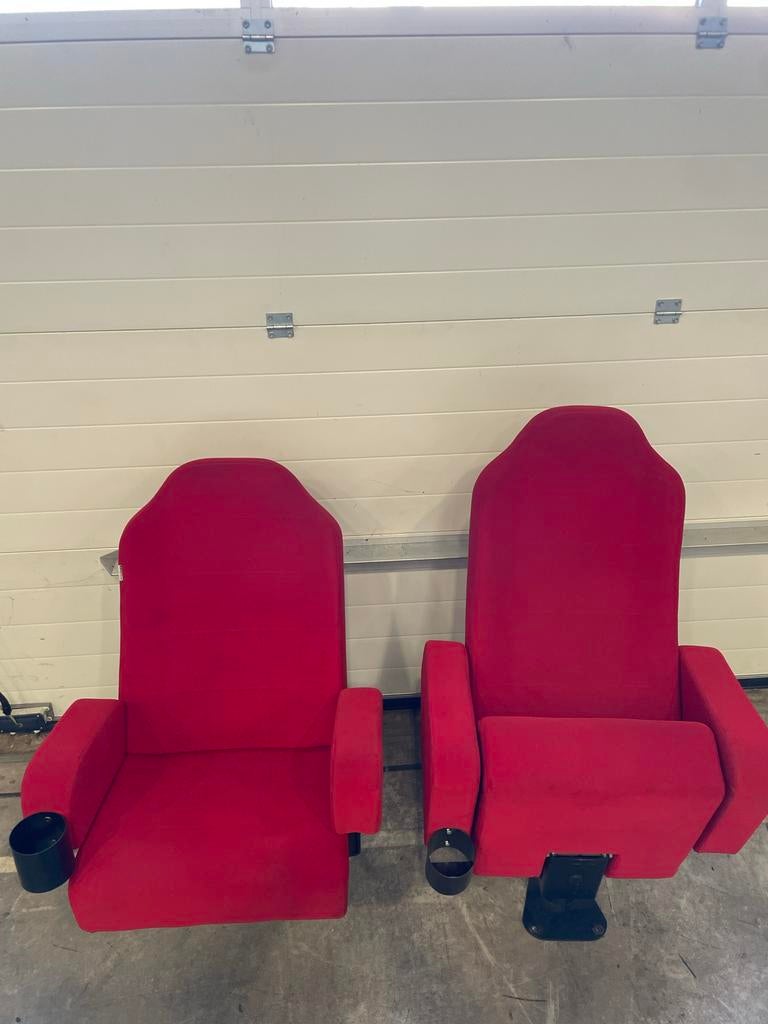 Twee rode bioscoopstoelen met bekerhouders, Antiek en Kunst, Ophalen