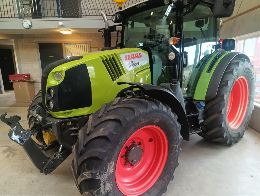 Claas Arion 420 met fronthef en geveerde vooras, Ophalen, Gebruikt