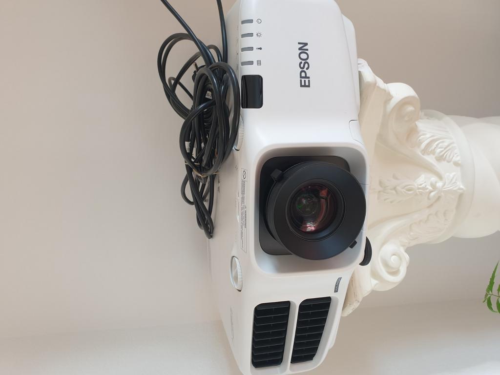 Epson beamer, Ophalen of Verzenden, LED, Ultra HD (4K)
