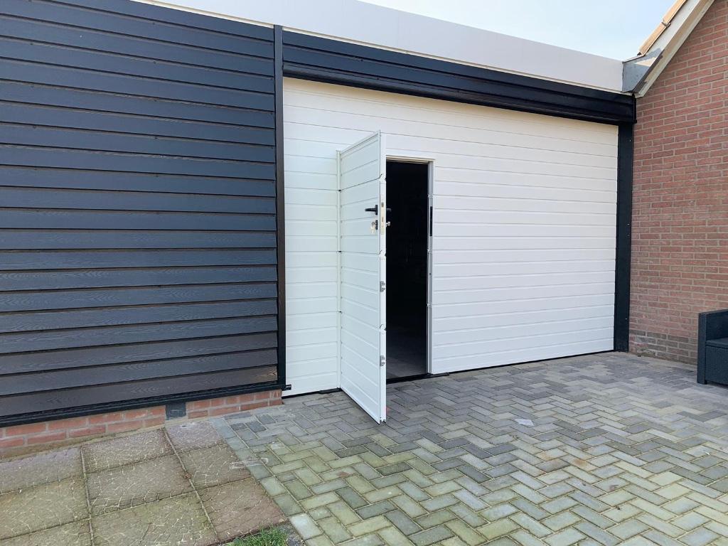 Garagedeur op maat op kleur, extra gëisoleerd!, Doe-het-zelf en Verbouw, Deuren en Horren, Ophalen of Verzenden, Nieuw, Metaal