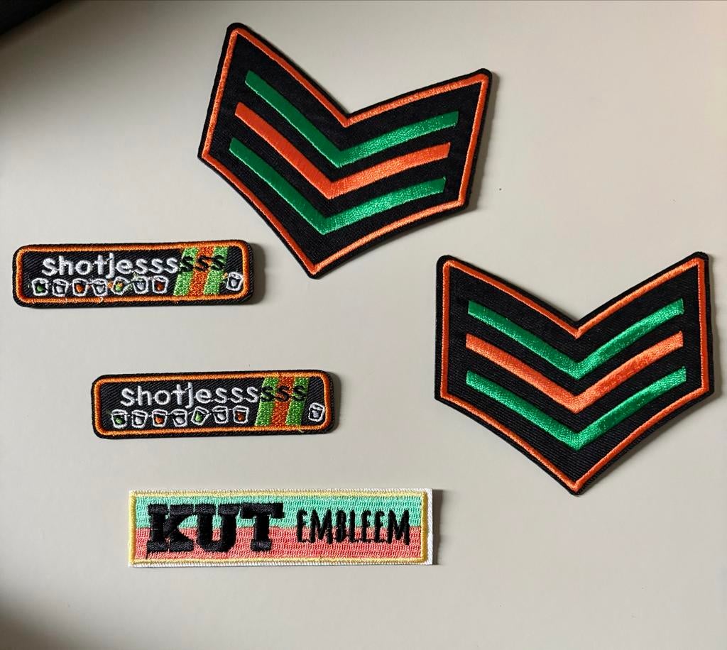 Carnaval emblemen Kruikenstad (Tilburg) - Jasje versiering, Ophalen of Verzenden, Nieuw, Carnaval, Accessoires