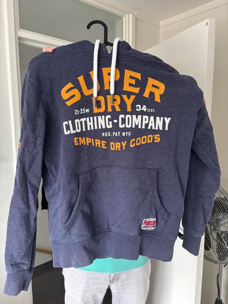 Superdry Hoodie Donkerblauw Oranje Letters Maat L, Ophalen of Verzenden, Gedragen, Maat 52/54 (L), Blauw