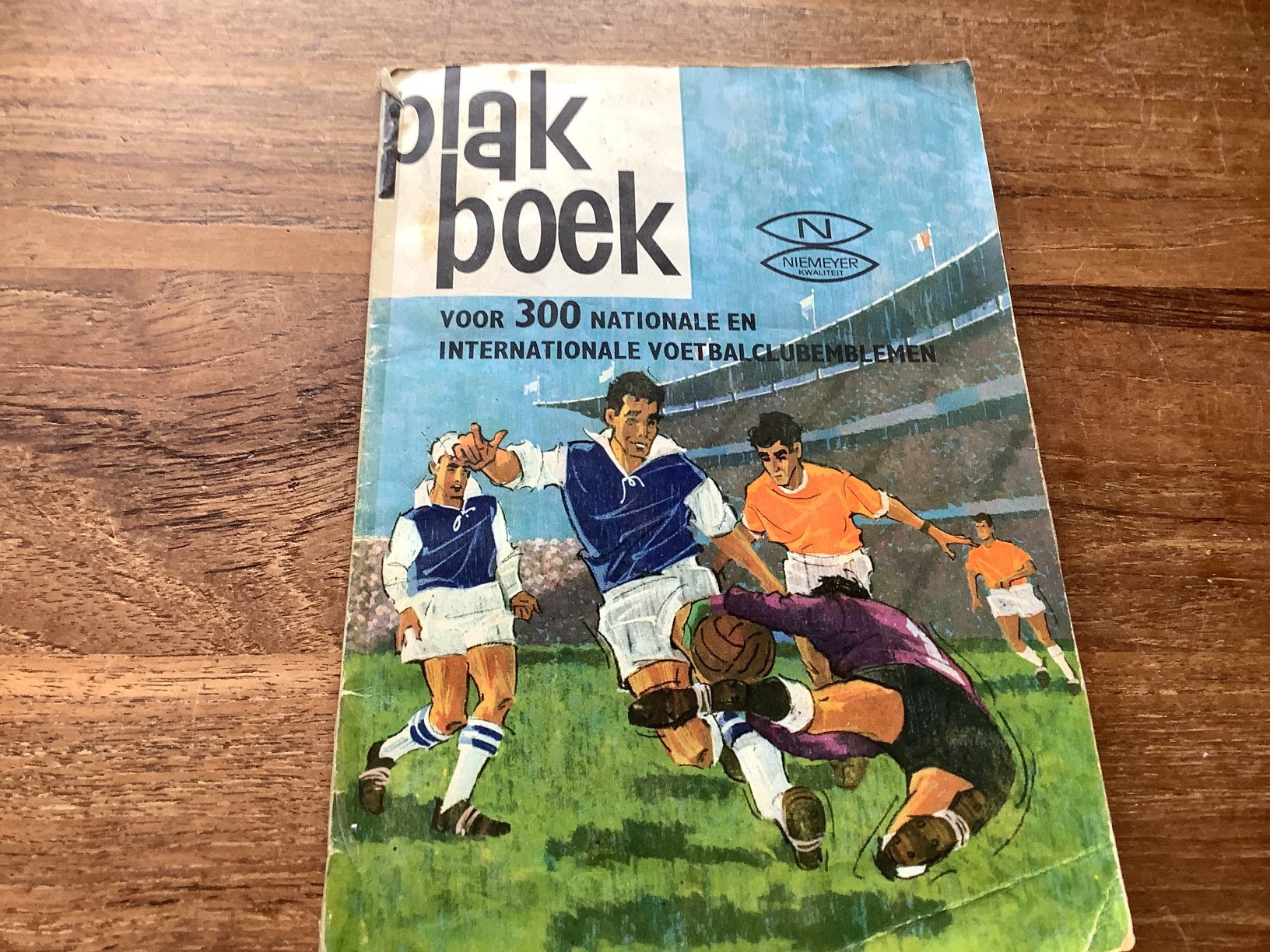 Plakboek 300 nationale en internationale voetbalemblemen, Ophalen of Verzenden, Gebruikt