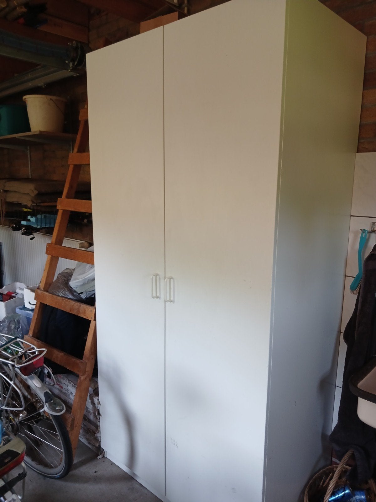 Grote Wite Ikea 2 Deurs Kast (Garage), Huis en Inrichting, Kasten | Kledingkasten, Ophalen of Verzenden, Gebruikt, 25 tot 50 cm
