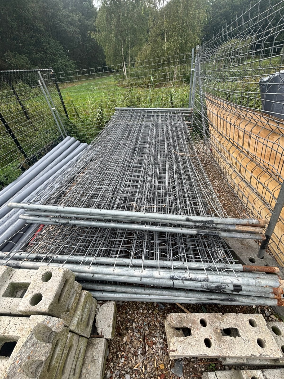 25 bouwhekken compleet met betonvoeten en beugels, Tuin en Terras, Tuinhekken en Hekwerk, Ophalen, Gebruikt, IJzer, Overige typen