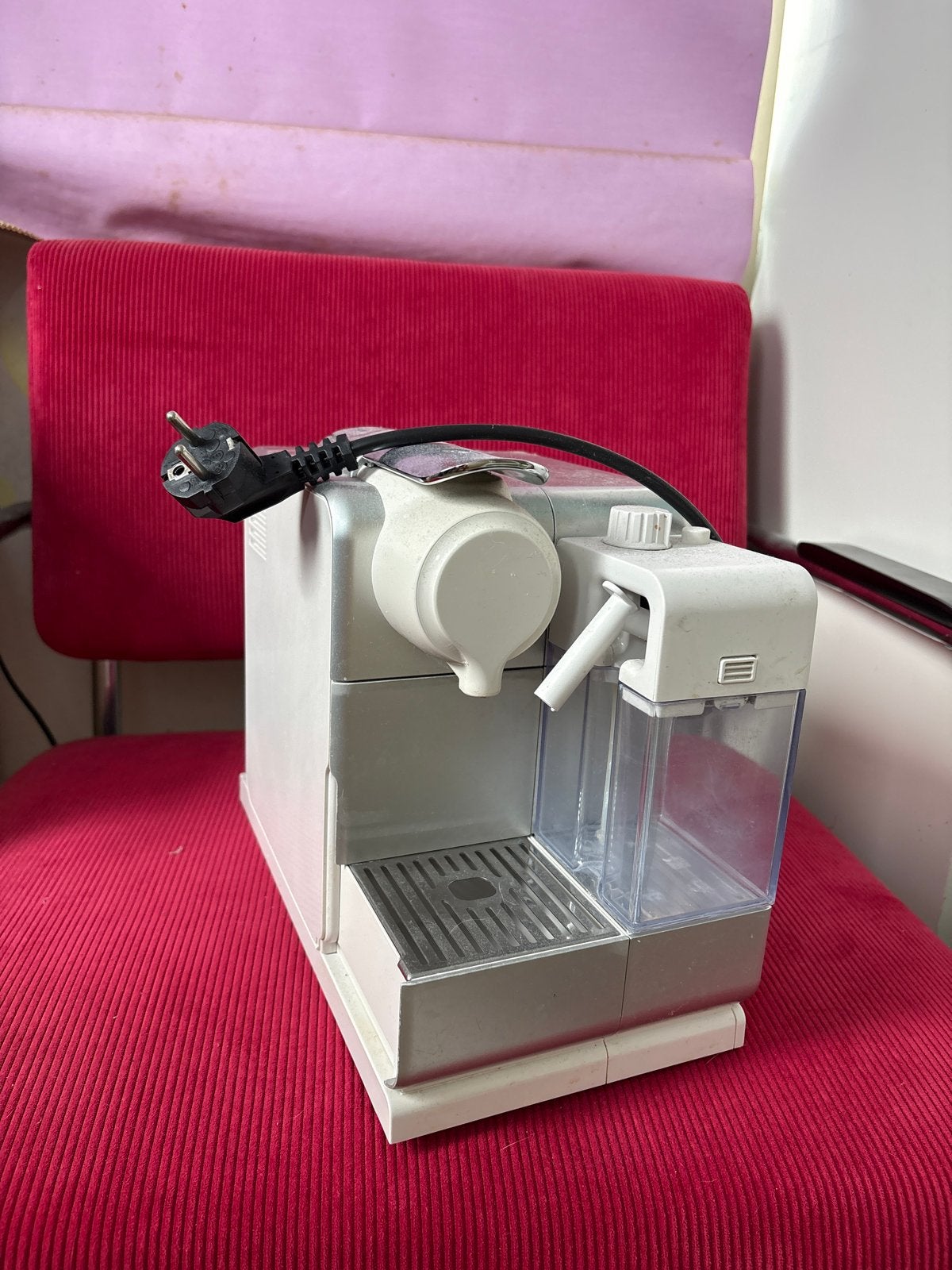 Nespresso DeLonghi koffiemachine met cups, Witgoed en Apparatuur, Koffiezetapparaten, Ophalen, Gebruikt, Koffiemachine, 1 kopje