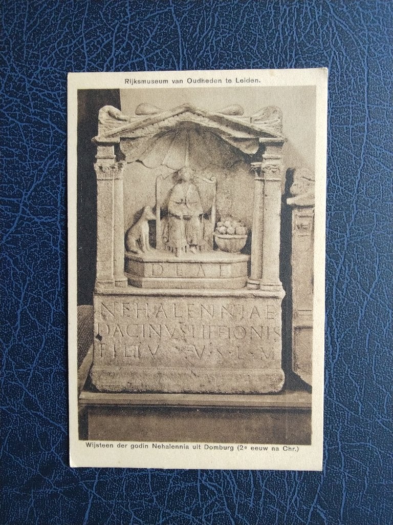 Leiden, Rijksmuseum van Oudheden. Wijsteen Nehalennia. Klf, Verzenden, 1940 tot 1960, Ongelopen, Zuid-Holland