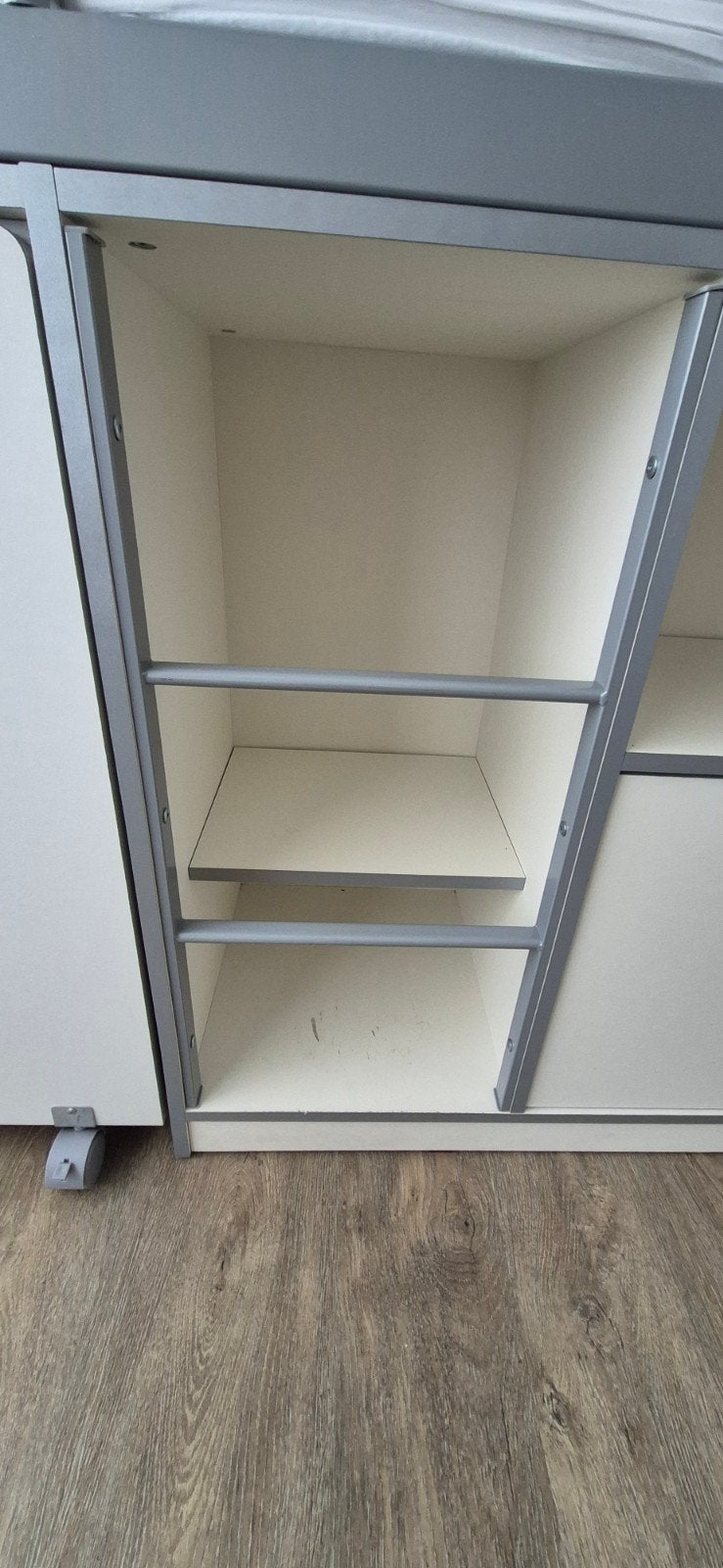 Foto 5 van Halfhoogslaper 90x200 met bureau en evt matras - MOET WEG!!