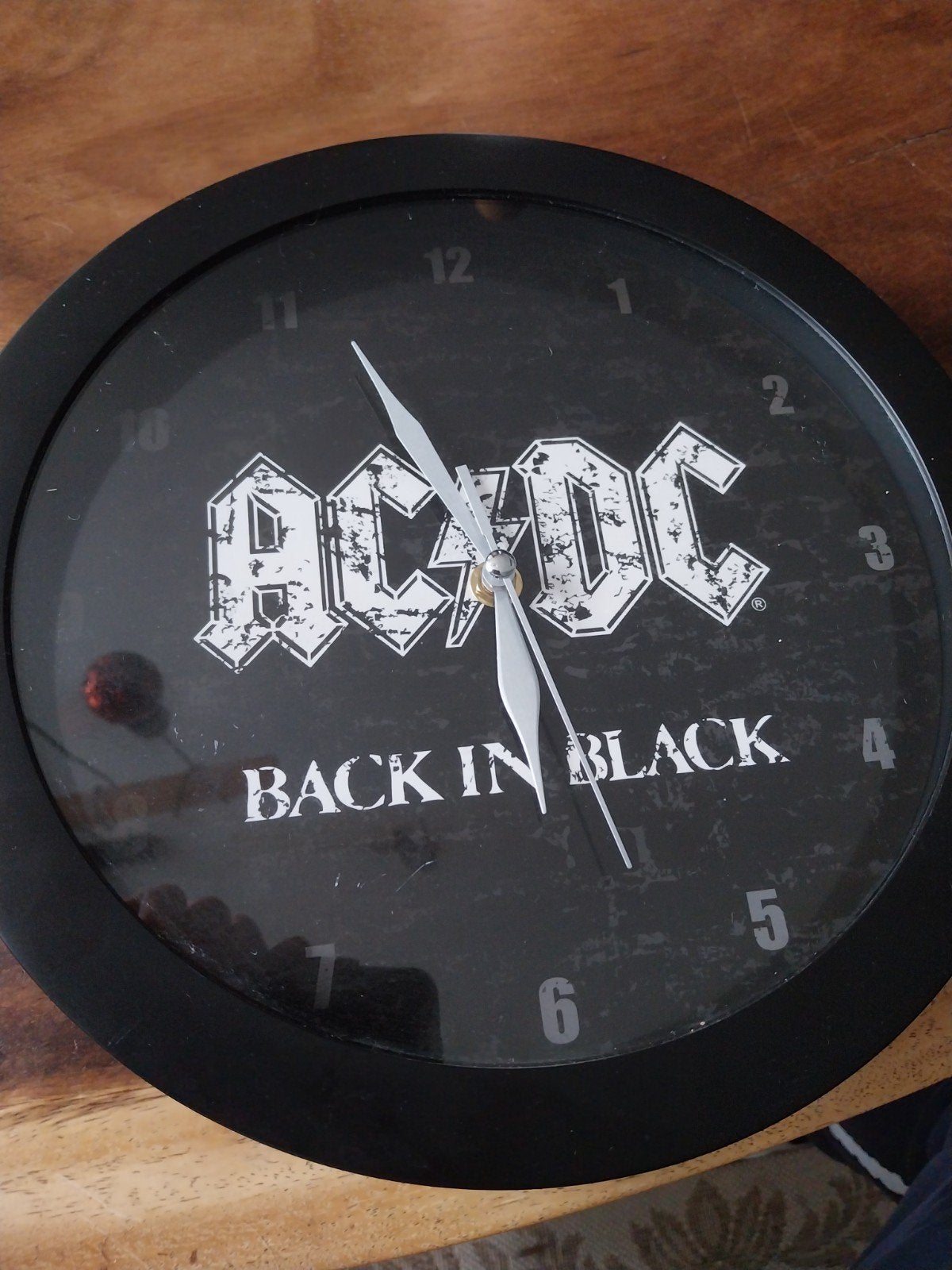 AC/DC Back in Black Wandklok, Huis en Inrichting, Woonaccessoires | Klokken, Ophalen, Analoog, Werkt op batterijen, Overige merken