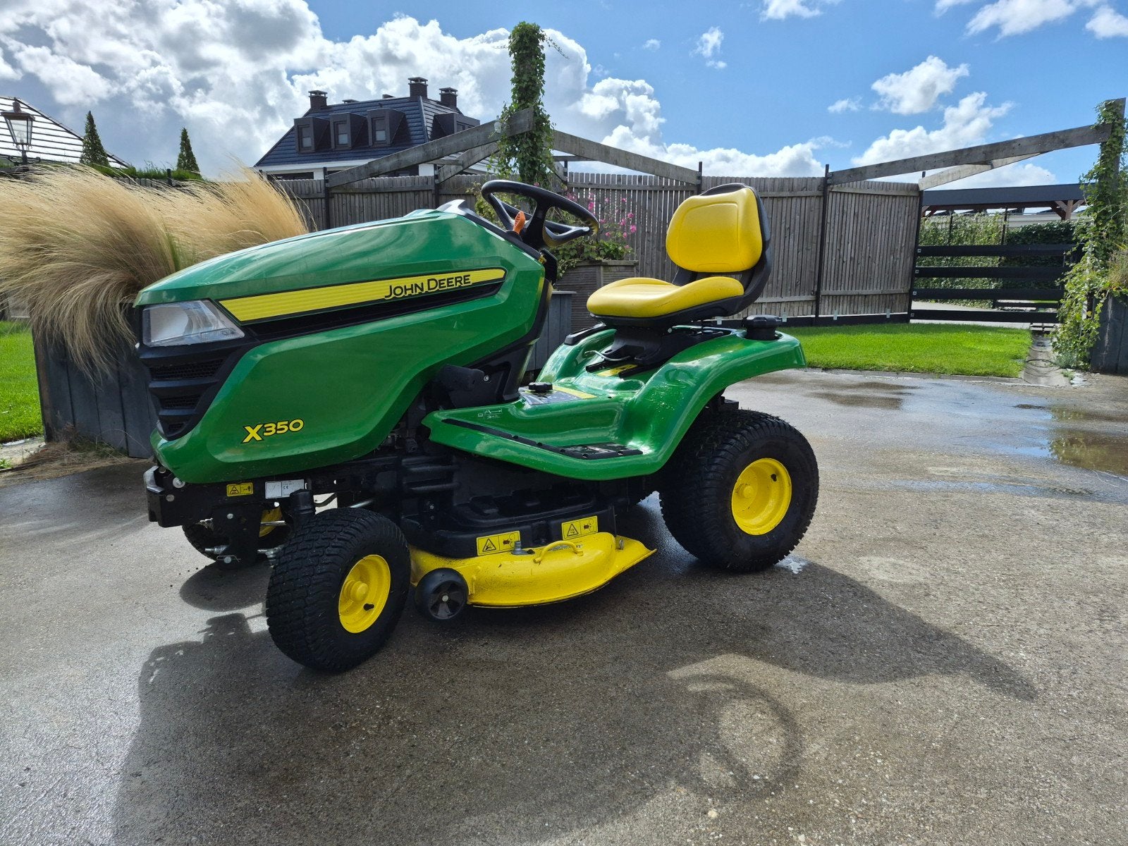 John Deere X350 Zitmaaier - Zo goed als nieuw
