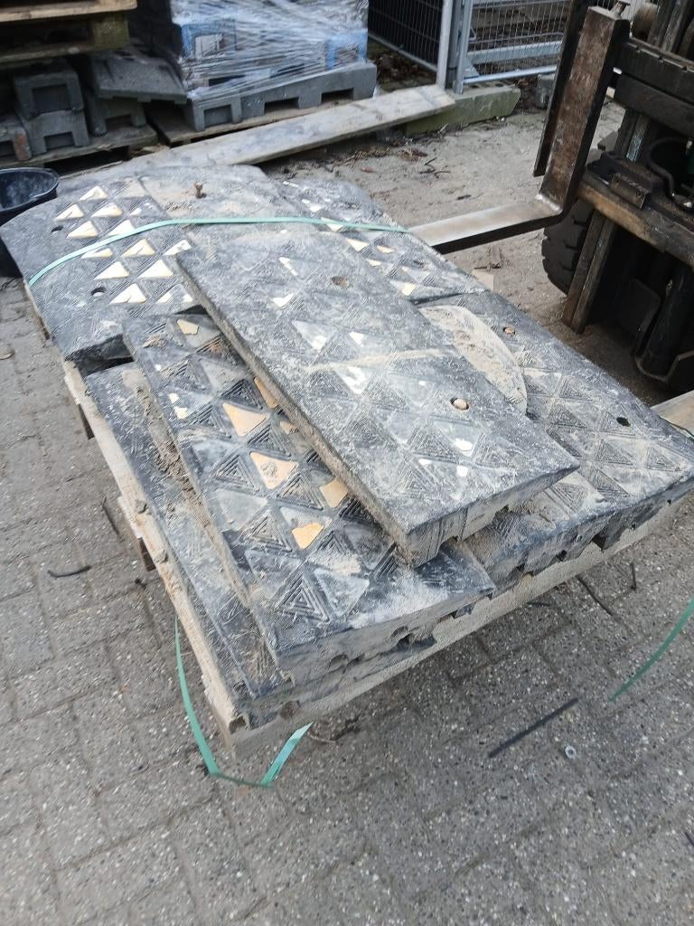 partij gebruikte kabeldrempel 13 stuks 60x32cm, Ophalen, Gebruikt, Overige typen