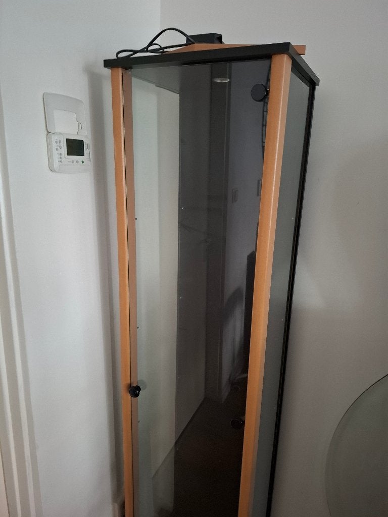 Vitrinekast glas/zwart/beuken met strakke kuif, Ophalen, Met deur(en), 50 tot 100 cm, 150 tot 200 cm