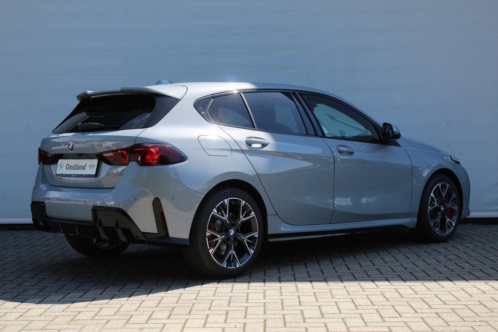 BMW 1 Serie 120 M Sport Automaat / Trekhaak / Achteruitrijca, Auto's, BMW, Zwart, 156 pk, Bedrijf, 3 cilinders
