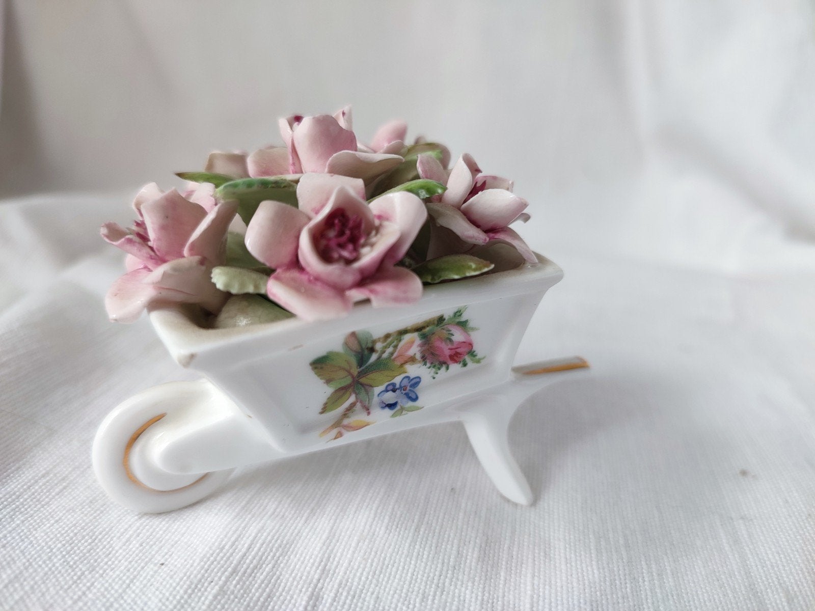Royal Albert Moss Rose porseleinen kruiwagen met bloemen, Ophalen of Verzenden