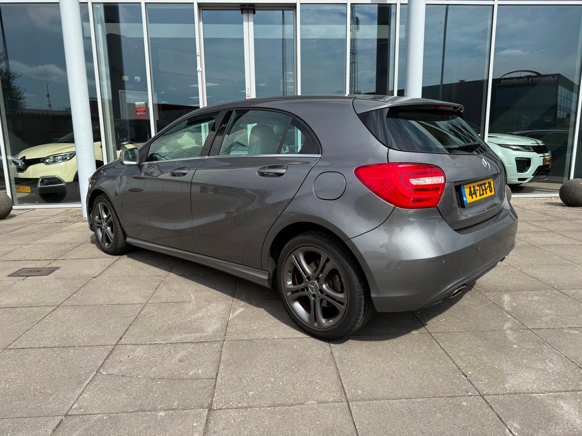 Mercedes-Benz A-klasse 180 Ambition |Aut | Navi | leder | Xe, Auto's, Gebruikt, 4 cilinders, Met garantie (alle), Leder en Stof