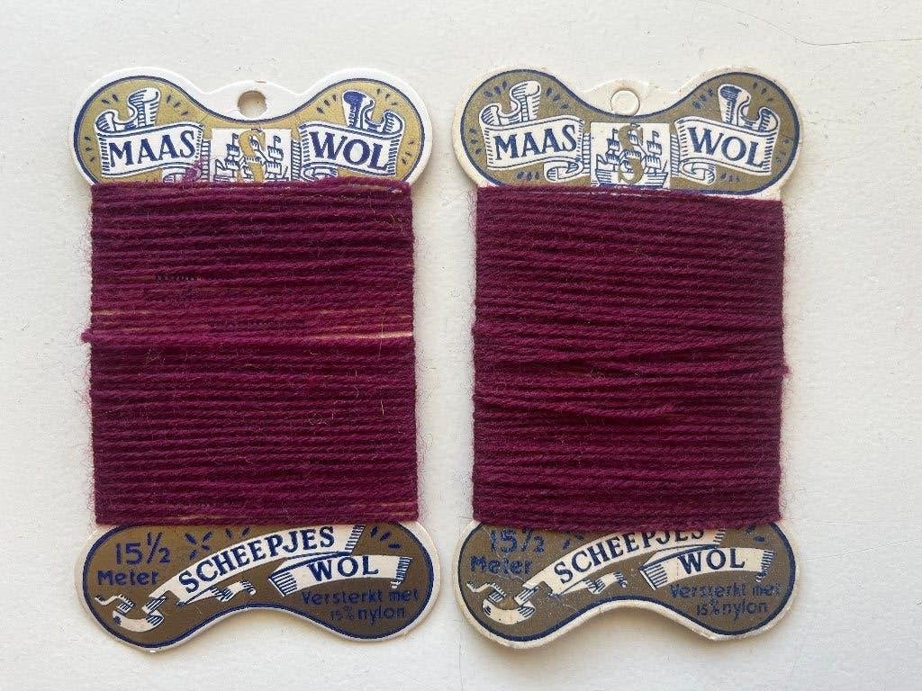 Brocante: Twee kaartjes wijnrode maaswol - Scheepsjeswol, Ophalen of Verzenden