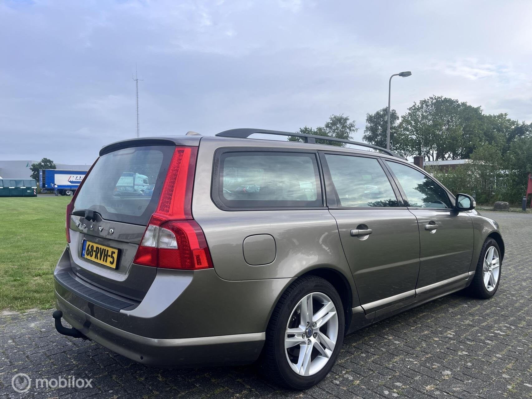 Volvo V70 2.4D Momentum / Leder / Airco / Cruise / Trekhaak, Auto's, Voorwielaandrijving, 15 km/l, 163 pk, Euro 4