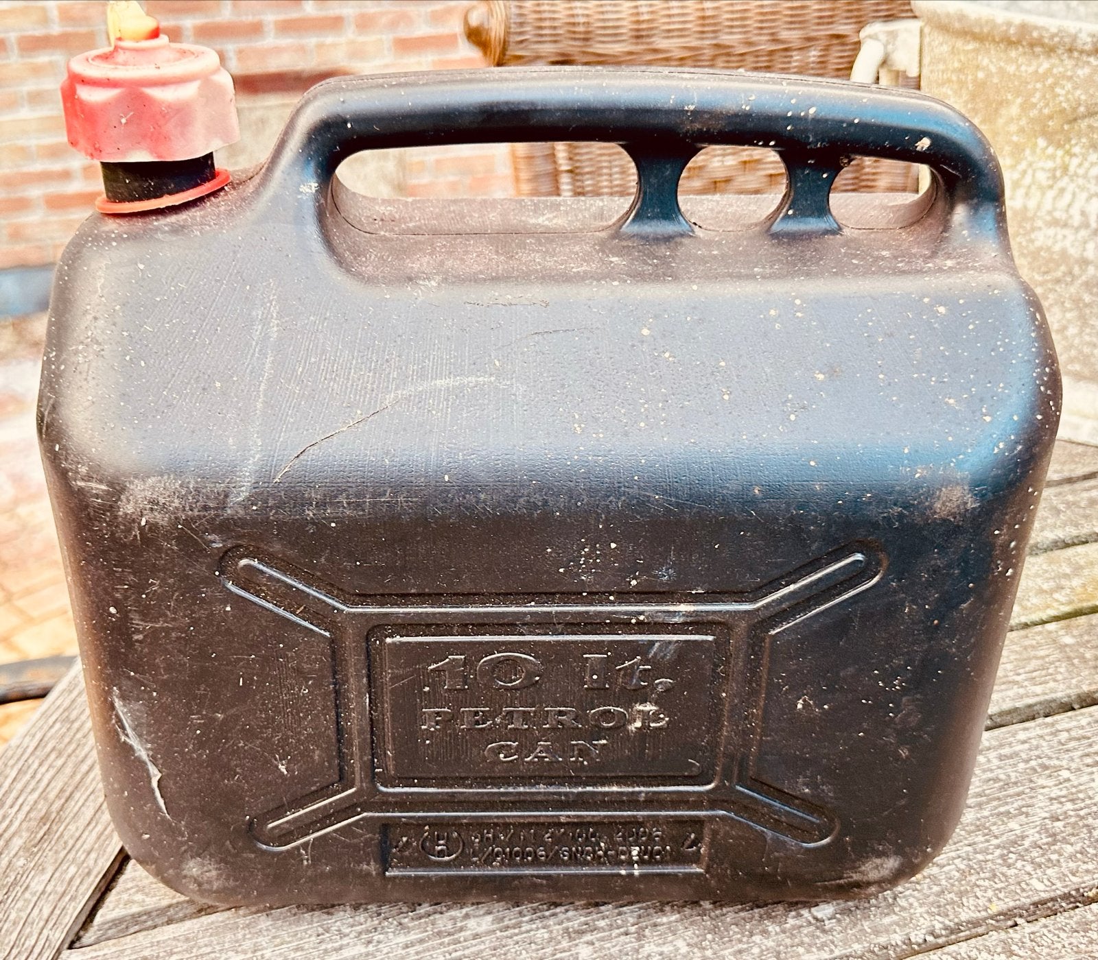 Zwarte 10 liter jerrycan voor benzine, Auto diversen, Ophalen of Verzenden, Gebruikt