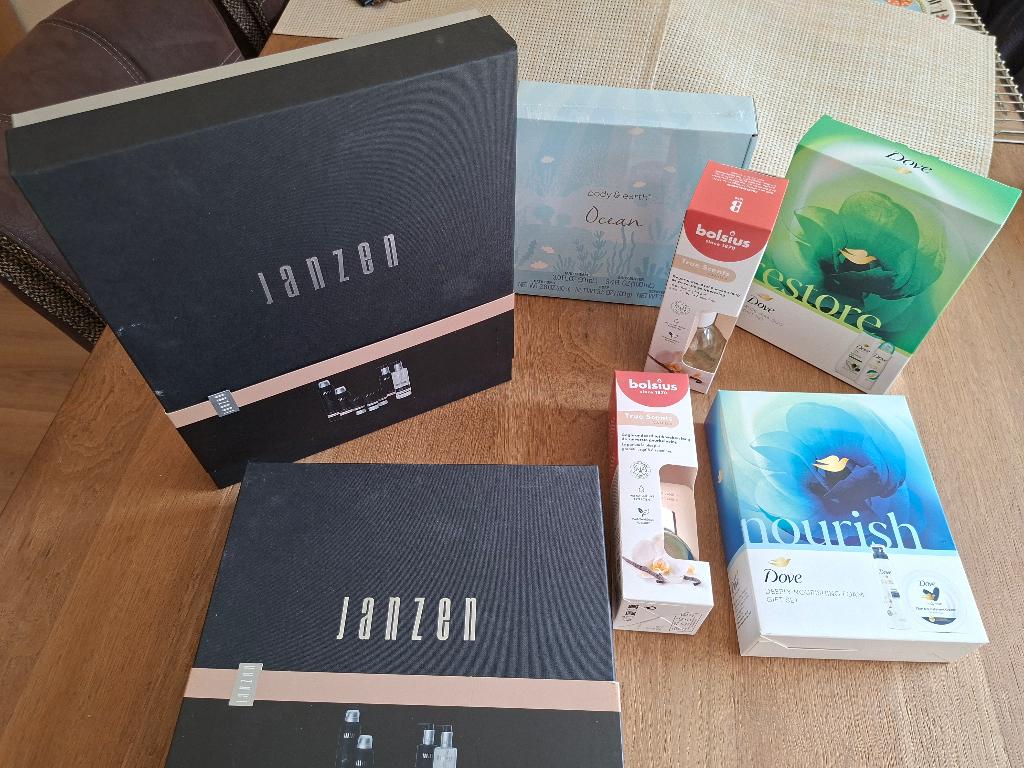 Diversen verzorgingspakketten te koop (o.a. Janzen), Ophalen of Verzenden, Nieuw, Bodylotion, Crème of Olie