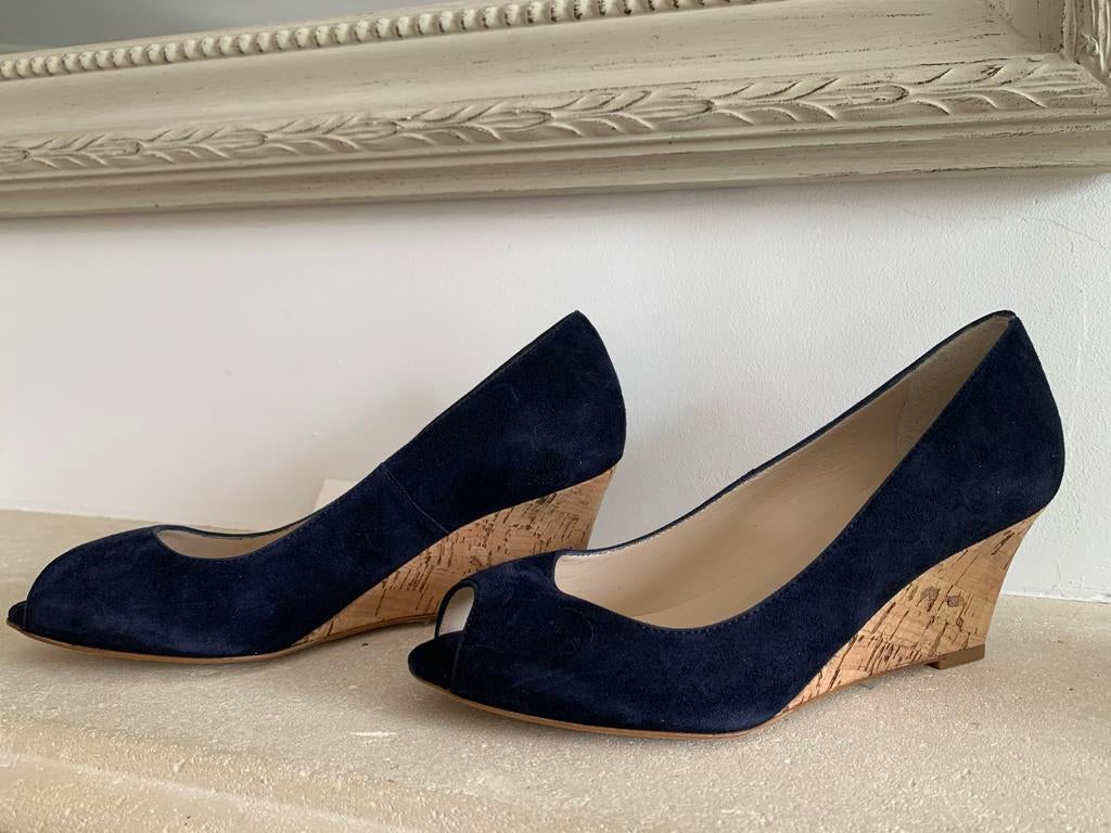 L.K. Bennett London Navy Suède Peep-Toe Wiggen-Mt36, Ophalen of Verzenden, Nieuw, Blauw, Schoenen met hoge hakken