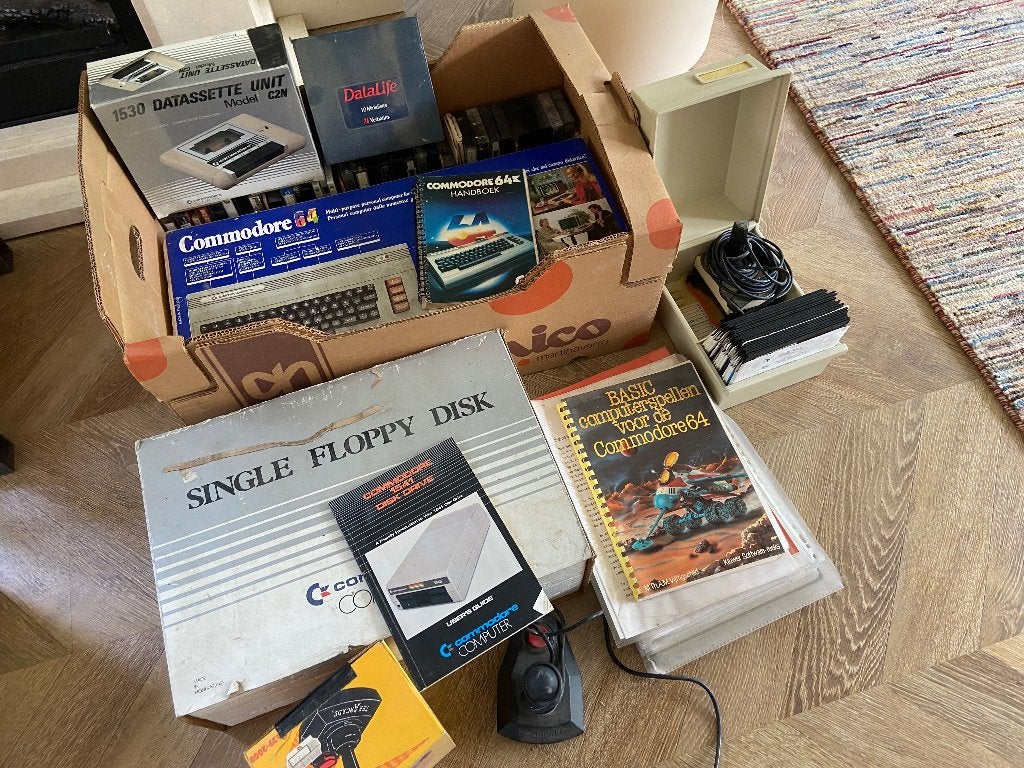 Commodore 64 met floppy drive, cassette, games en joystick, Computers en Software, Vintage Computers, Ophalen, Commodore 64