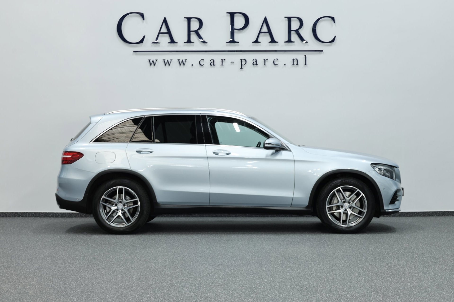 Mercedes-Benz GLC-klasse 250 4MATIC AMG Line LED/LEER+S.VERW, Auto's, Automaat, Dealer onderhouden, 15 km/l, Gebruikt