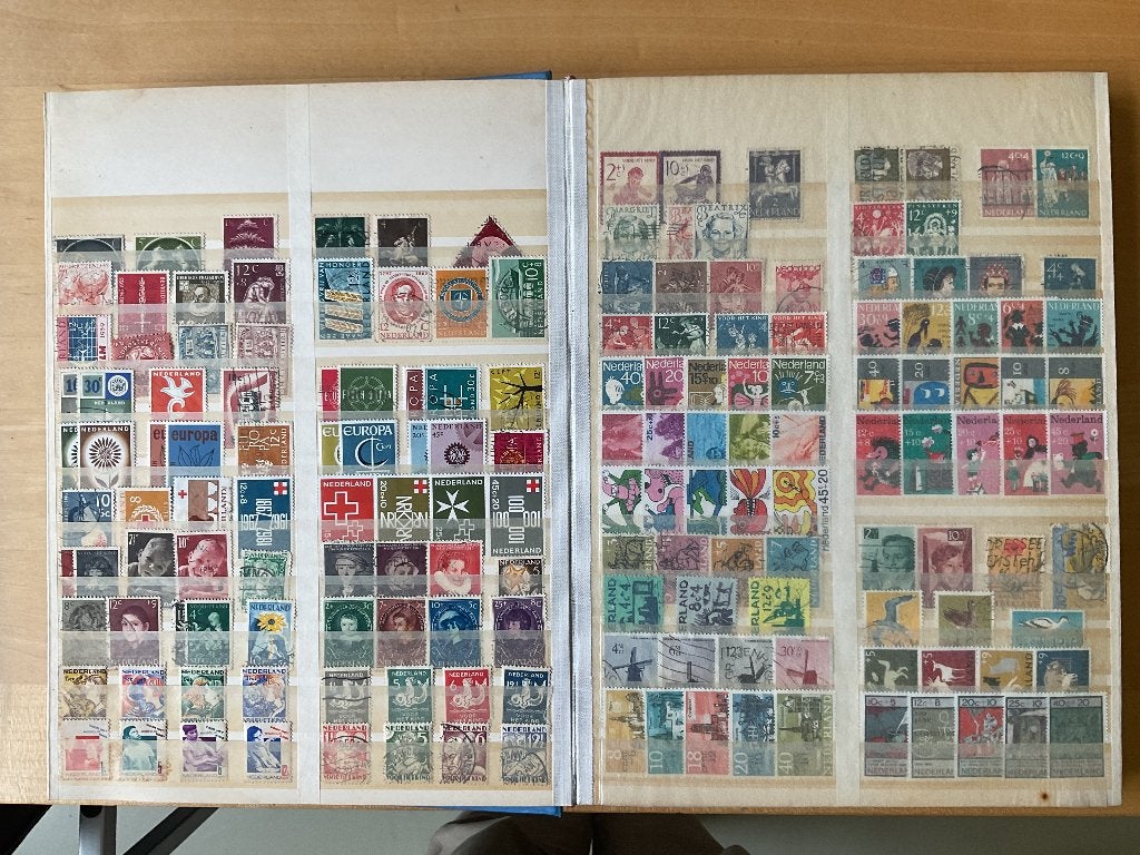 Twee postzegelalbums, Verzenden, Nederland en Buitenland