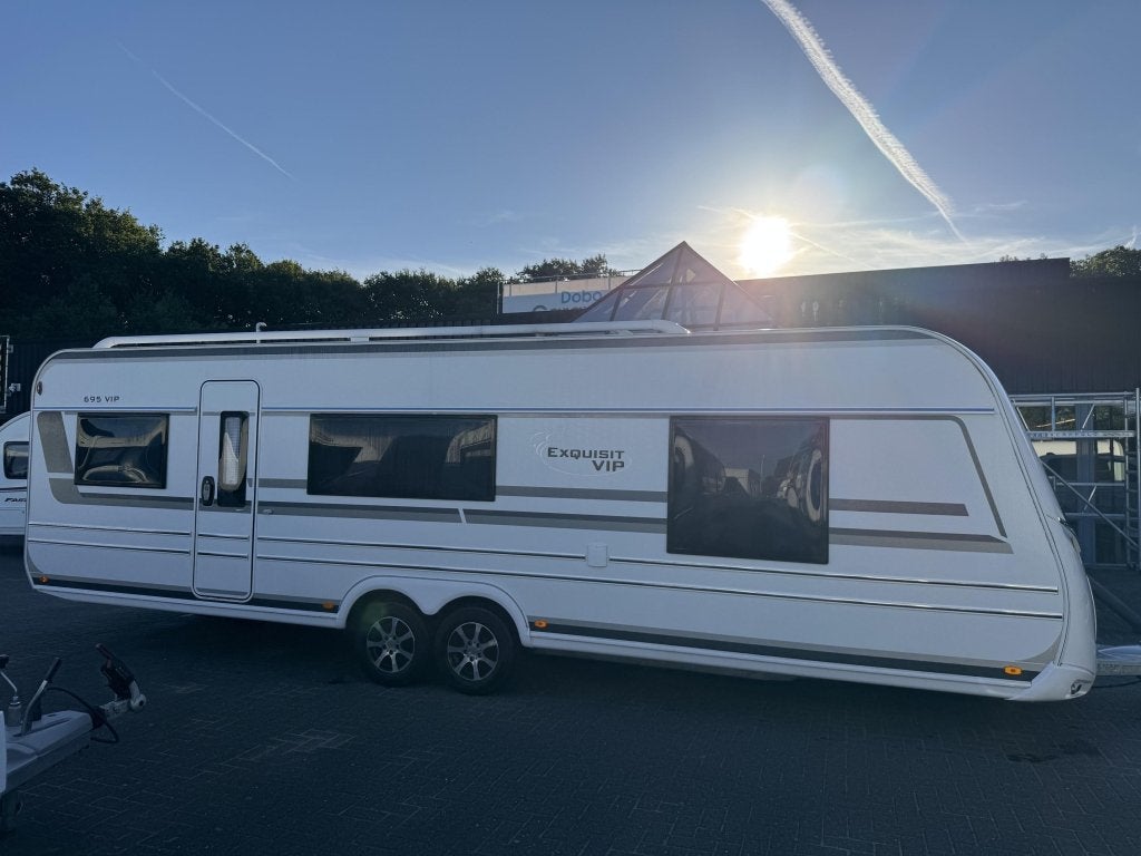 LMC Exquisit 695 VIP 2020 | Vrijst. Queensbed | Voortent, Caravans en Kamperen, Caravans, Bedrijf, Treinzit, 6 tot 7 meter, Overige typen