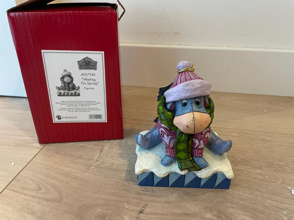 Jim Shore - Disney Traditions Eeyore 'Waiting for Spring', Verzamelen, Disney, Ophalen of Verzenden, Winnie de Poeh of vrienden