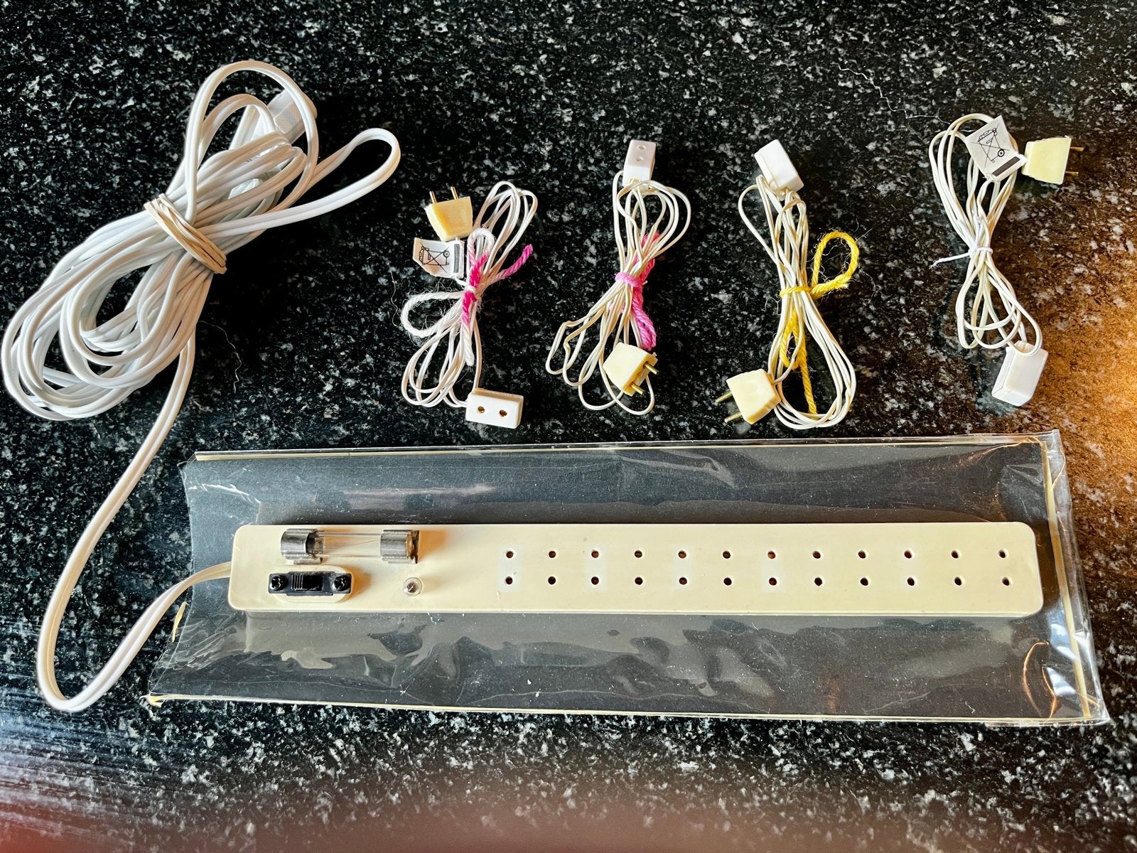 Een 12-volt stekkerdoos voor Poppenhuis, Ophalen of Verzenden, Gebruikt, Poppenhuis