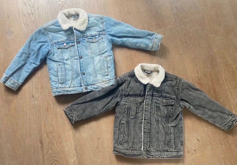 2 spijkerjasjes van Zara maat 116, Ophalen of Verzenden, Gebruikt, Kleding