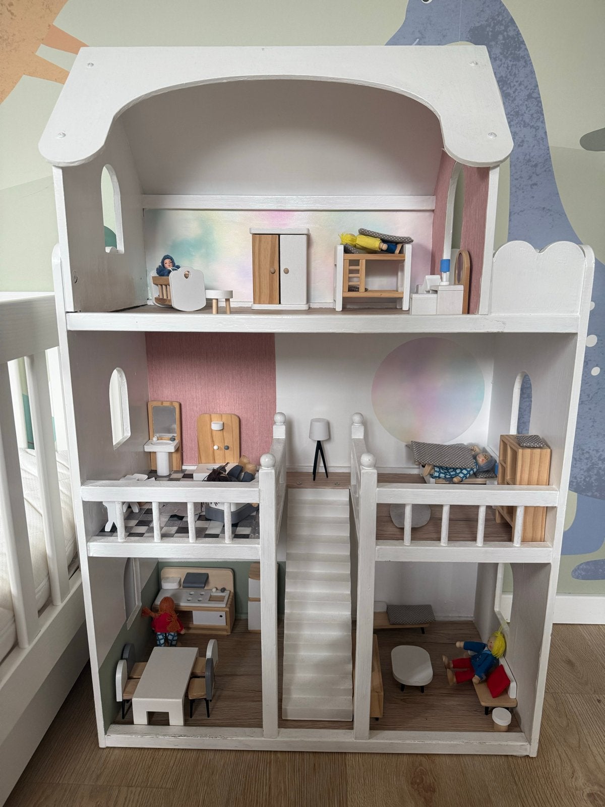 Zelf opgeknapt poppenhuis met meubels en poppen, Ophalen, Zo goed als nieuw, Poppenhuis