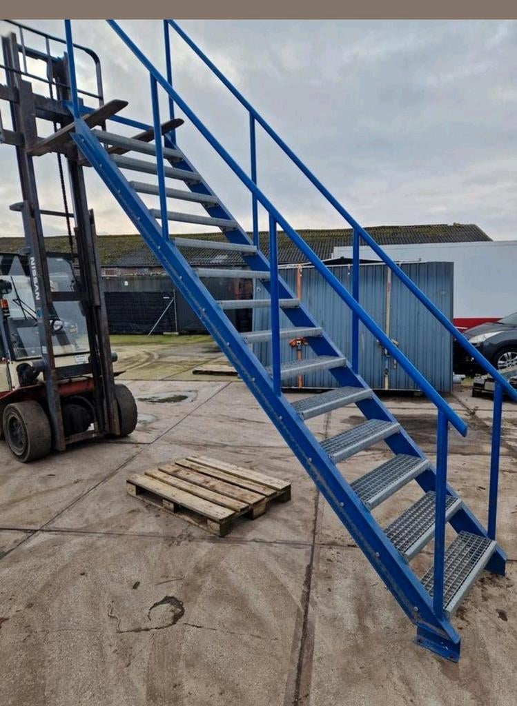 Stalen trap met dubbele leuning,  in hele nette staat, Ophalen, Zo goed als nieuw