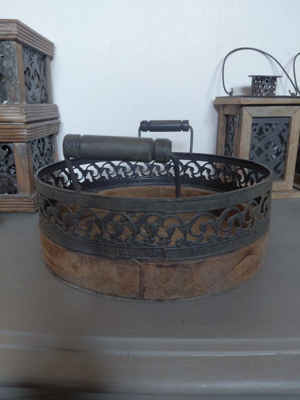 Stoere sobere landelijke houten metalen schaal, Huis en Inrichting, Woonaccessoires | Schalen en Manden, Ophalen, Rond, Hout, Met handvatten