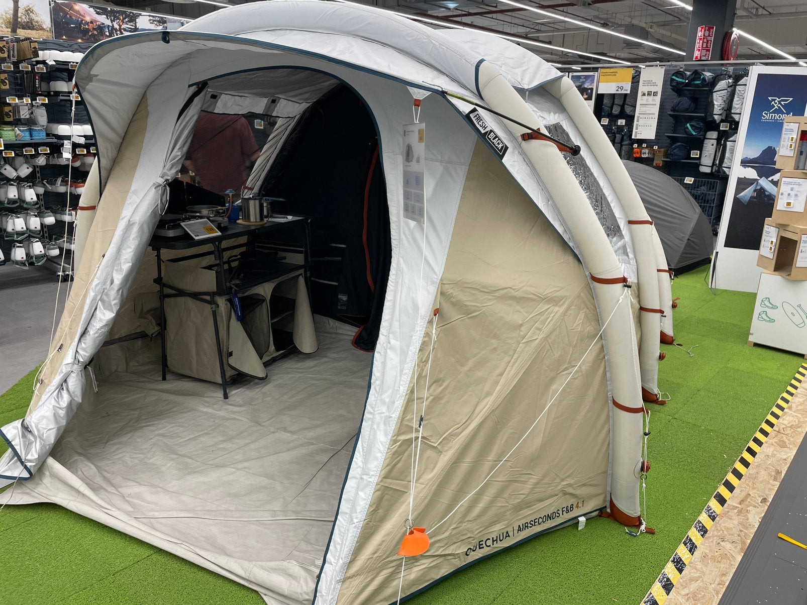 Opblaastent Decathlon tot woensdag gereserveerd, Ophalen, Zo goed als nieuw, Tot en met 4