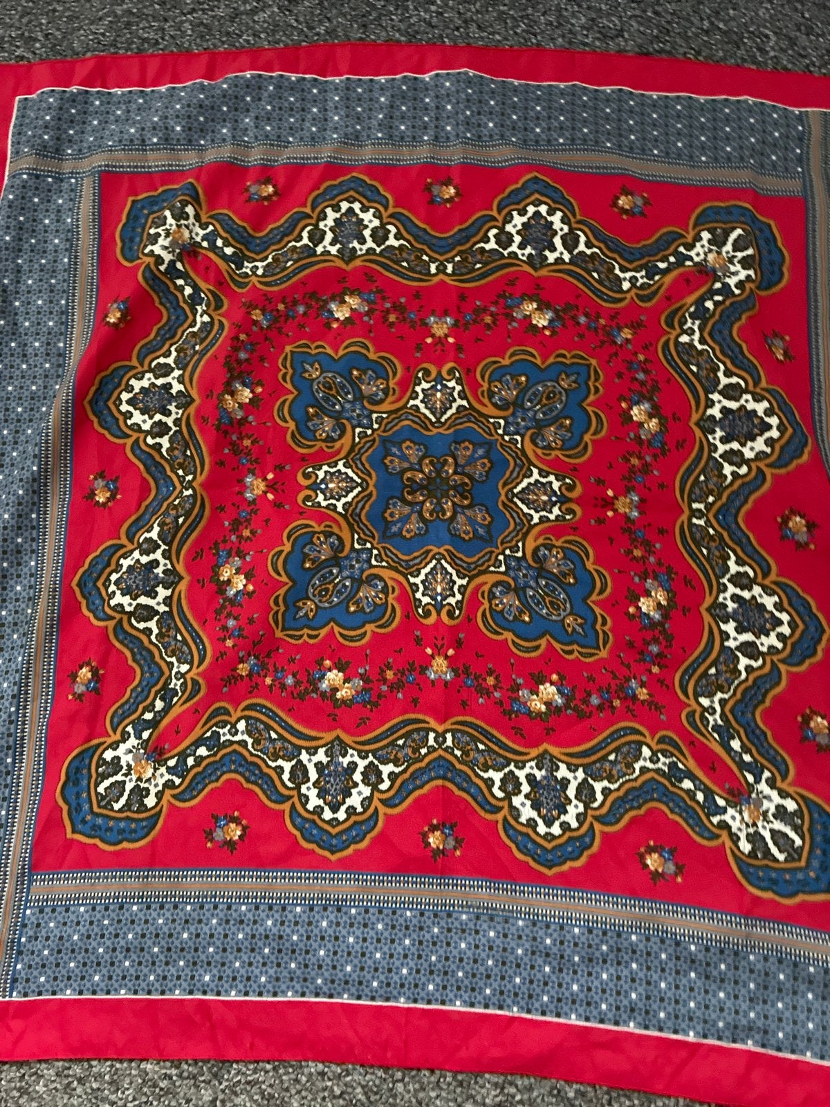 Vintage rode sjaal met paisley en bloemenprint, Ophalen of Verzenden, Zo goed als nieuw