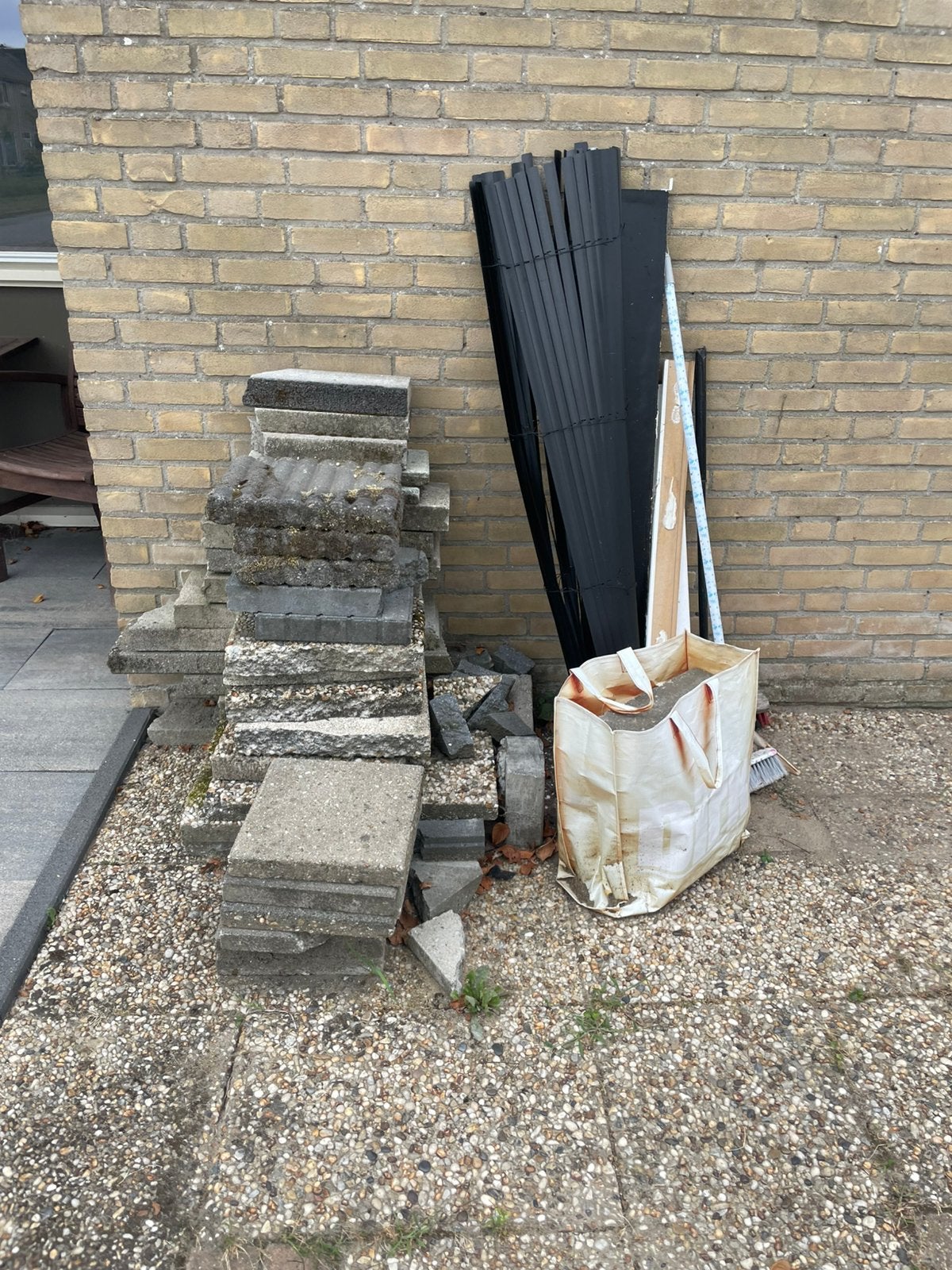 Puin en stenen ophalen – €25 vergoeding, Ophalen, Zo goed als nieuw, Beton, Terrastegels