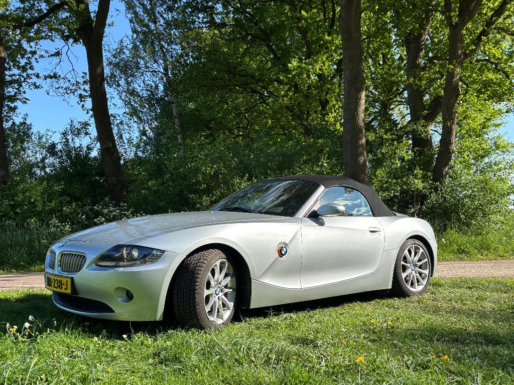 BMW Z4 3.0 I Roadster AUT 2004 Grijs, Auto's, BMW, Automaat, Zwart, Cabriolet, 75 €/maand